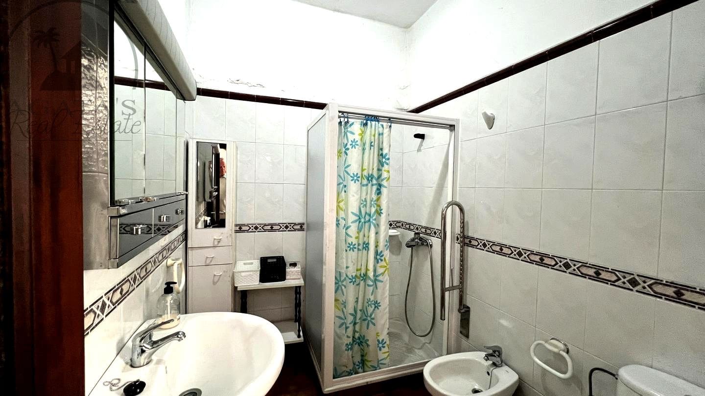 4 bedroom Villa for sale in Icod de los Vinos with garage - € 240,000 (Ref: 9498026)