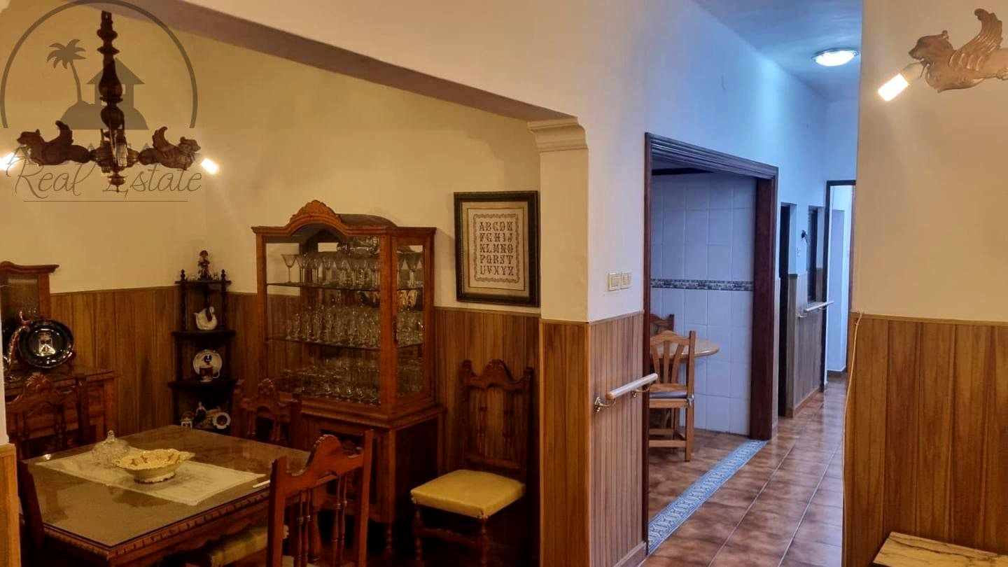 4 bedroom Villa for sale in Icod de los Vinos with garage - € 240,000 (Ref: 9498026)