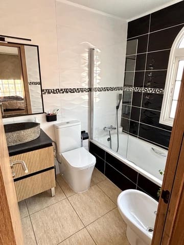 4 slaapkamer Villa te koop in Casco Urbano, Adeje met garage - € 599.000 (Ref: 9746806)