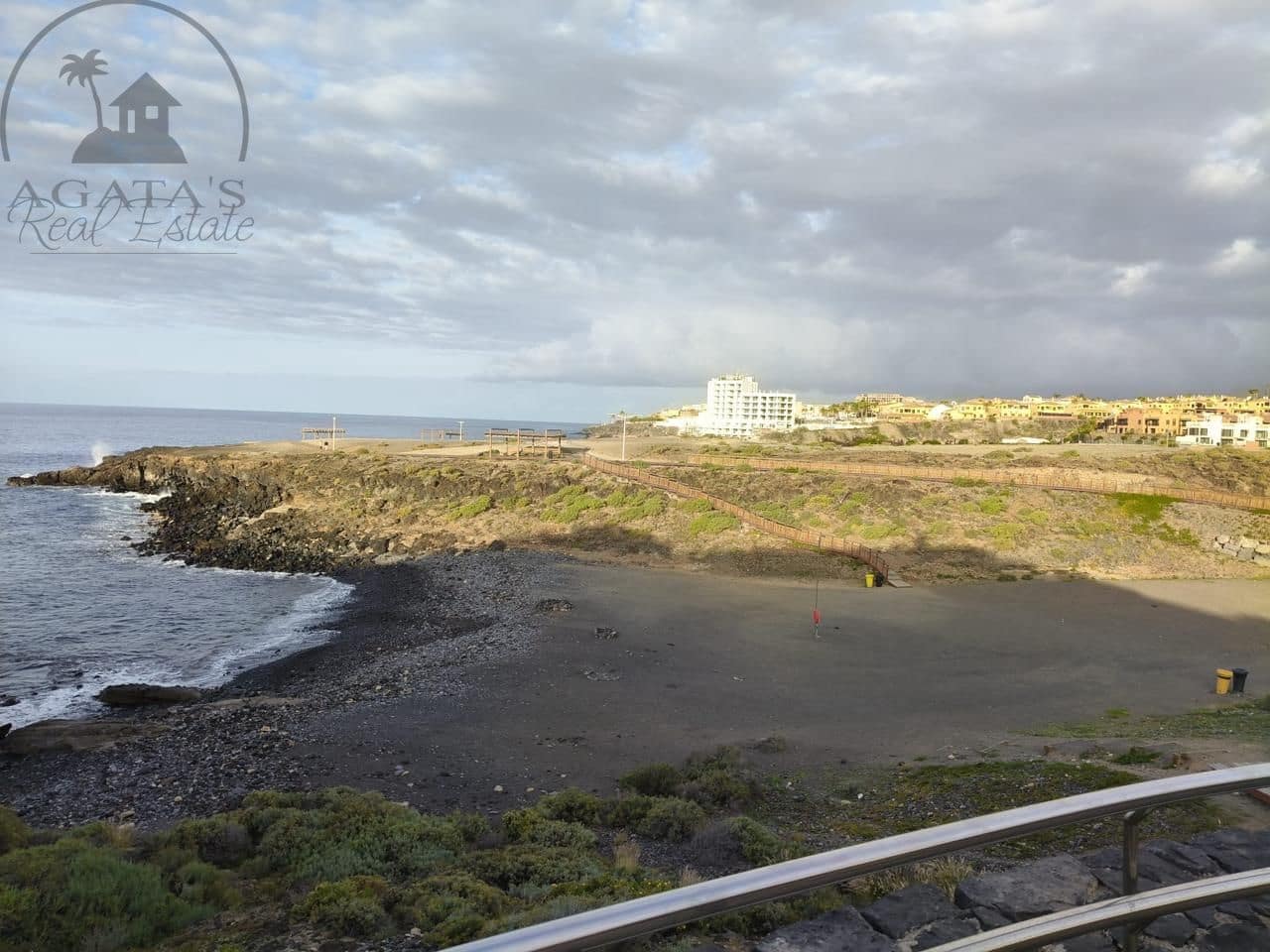 2 bedroom Flat for sale in Los Abrigos with garage - € 273,500 (Ref: 9863972)