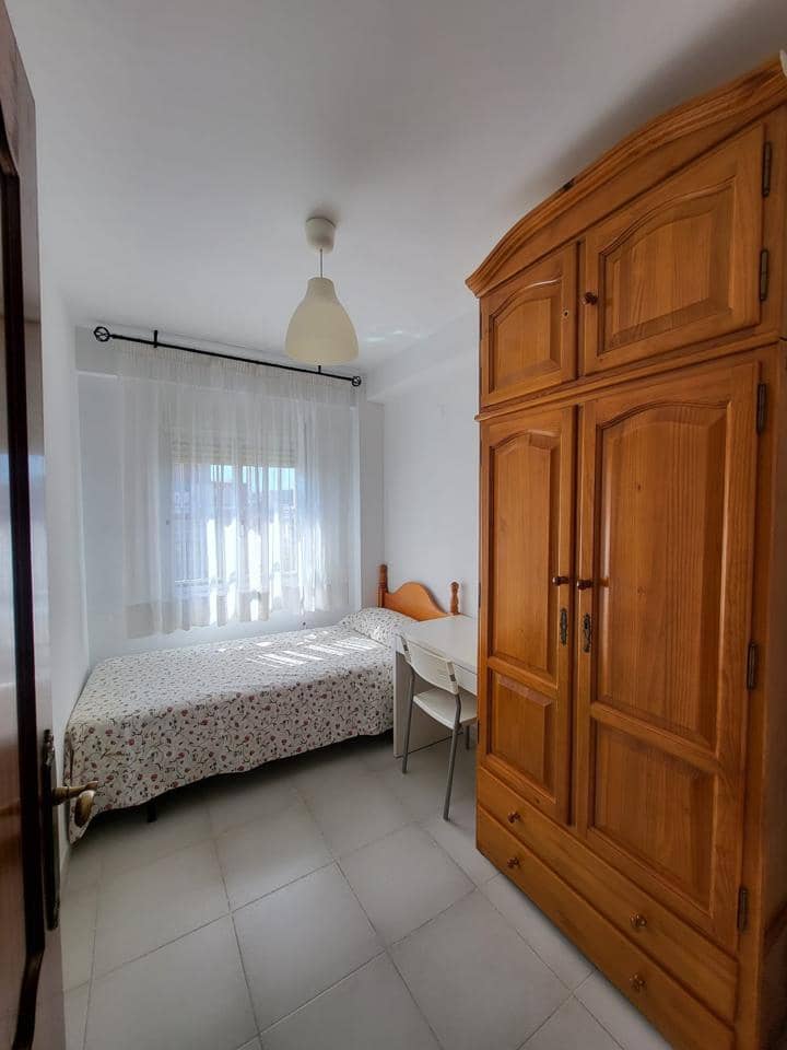 3 bedroom Flat for rent in Malaga city - € 1,300 (Ref: 10153249)