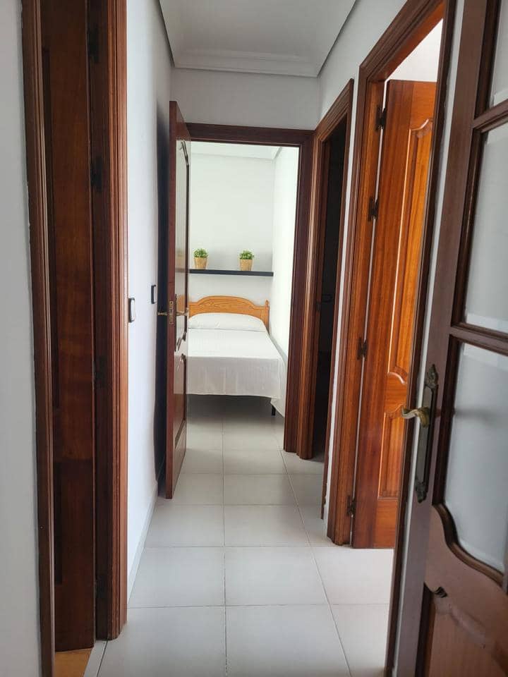 3 bedroom Flat for rent in Malaga city - € 1,300 (Ref: 10153249)