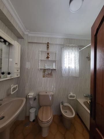 3 bedroom Flat for rent in Las Delicias, Málaga city - € 1,300 (Ref: 10153249)