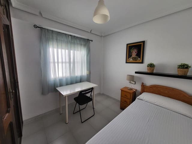 3 bedroom Flat for rent in Las Delicias, Málaga city - € 1,300 (Ref: 10153249)