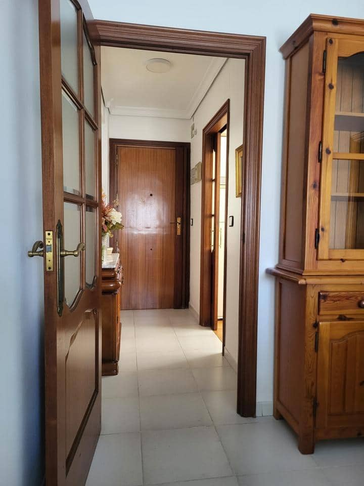 3 bedroom Flat for rent in Malaga city - € 1,300 (Ref: 10153249)
