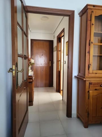 3 bedroom Flat for rent in Las Delicias, Málaga city - € 1,300 (Ref: 10153249)