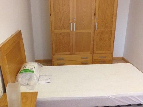 Appartement de 4 chambres à louer à Malaga ville - 1 100 € (Ref: 10162191)