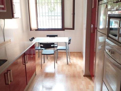 Appartement de 4 chambres à louer à Malaga ville - 1 100 € (Ref: 10162191)