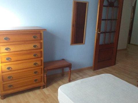 Appartement de 4 chambres à louer à Malaga ville - 1 100 € (Ref: 10162191)