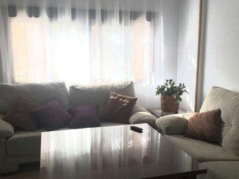 Appartement de 4 chambres à louer à Malaga ville - 1 100 € (Ref: 10162191)