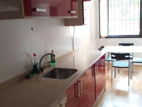 Appartement de 4 chambres à louer à Malaga ville - 1 100 € (Ref: 10162191)