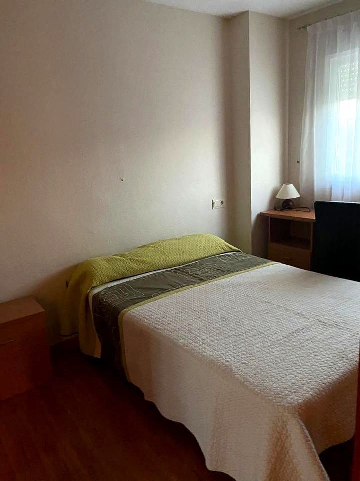 4 bedroom Flat for rent in Malaga city with pool - € 1,800 (Ref: 9103579)