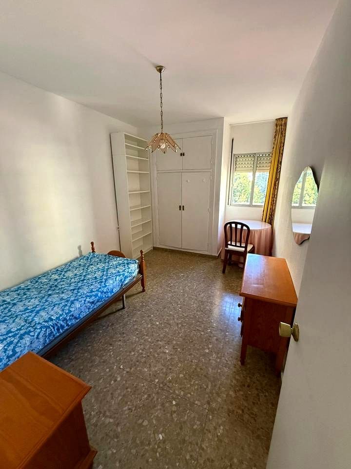 4 Zimmer Wohnung zu vermieten in Malaga Stadt - 400 € (Ref: 9187963)