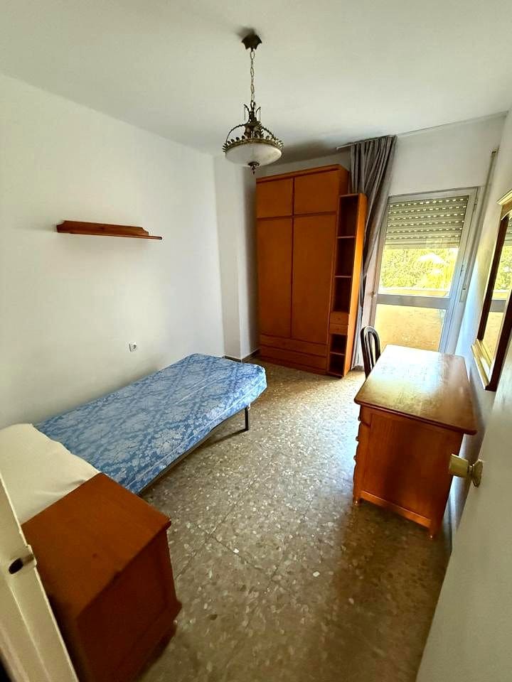 4 Zimmer Wohnung zu vermieten in Malaga Stadt - 400 € (Ref: 9187963)