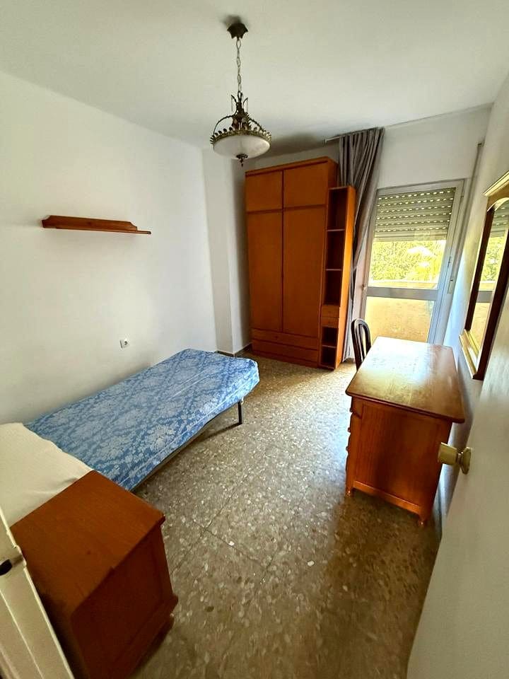 4 Zimmer Wohnung zu vermieten in Malaga Stadt - 400 € (Ref: 9187963)