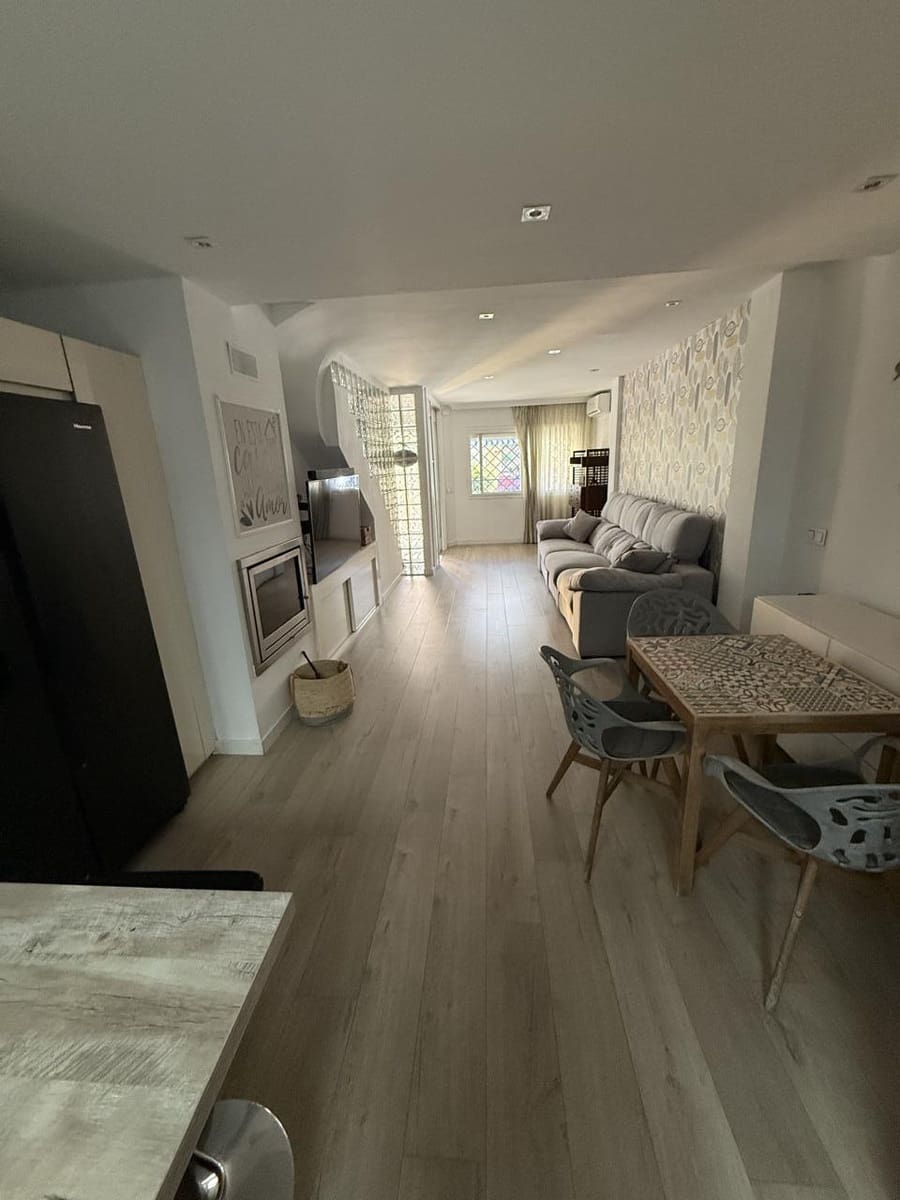 3 sypialnia Willa na sprzedaż w Miasto Malaga z basenem garażem - 468 000 € (Ref: 9402594)