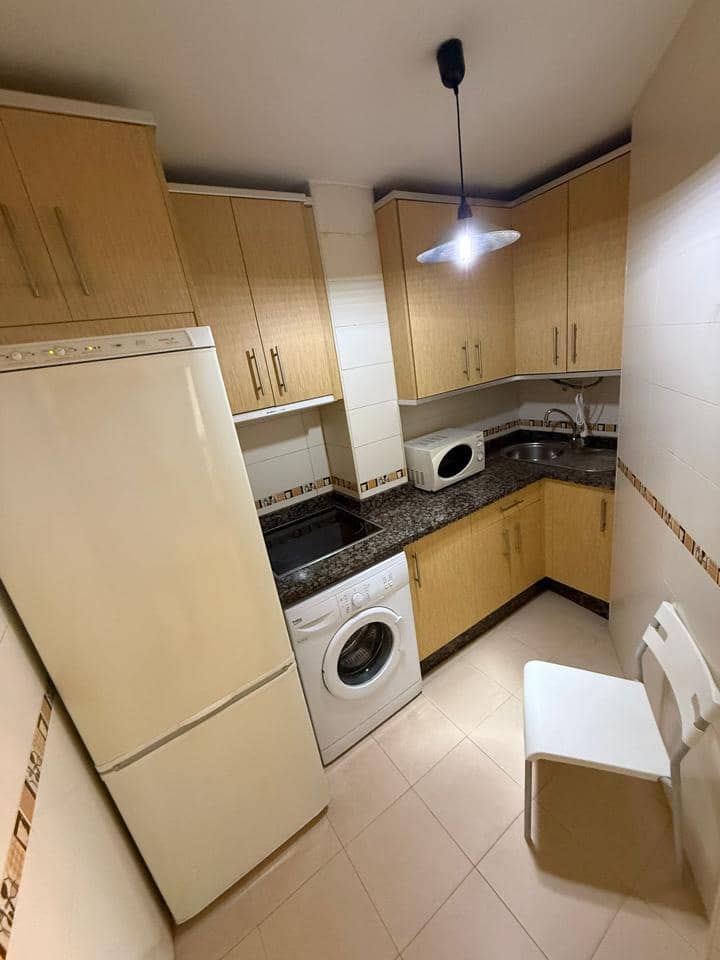 Lejlighed til leje i Malaga by - € 800 (Ref: 9448513)