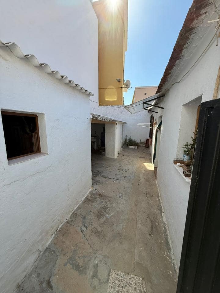 3 slaapkamer Villa te koop in Malaga stad - € 250.000 (Ref: 9450877)