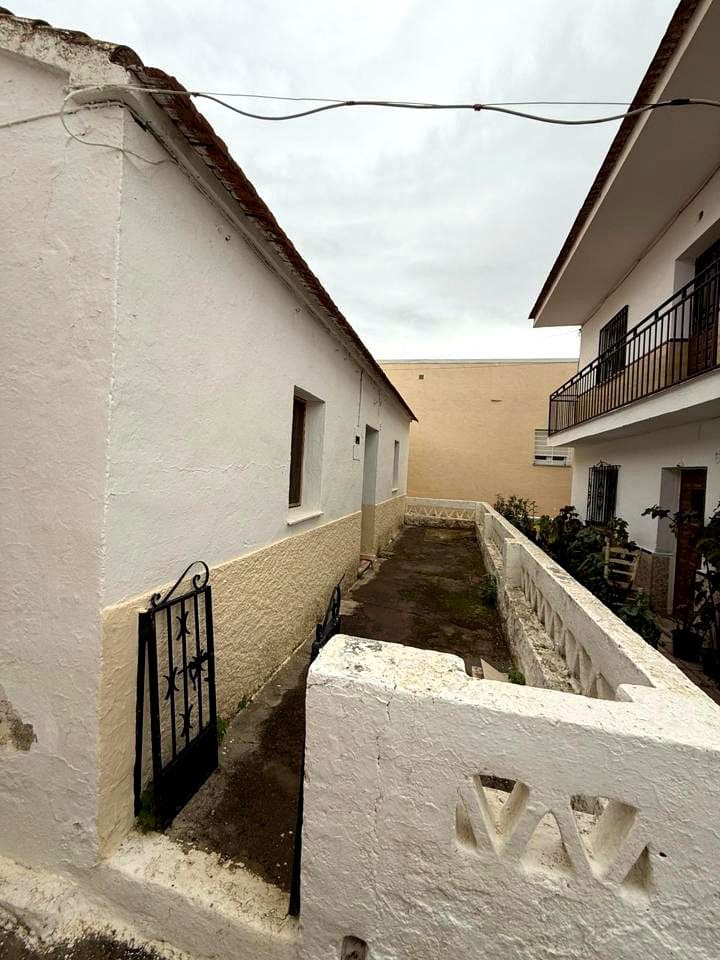 3 slaapkamer Villa te koop in Malaga stad - € 250.000 (Ref: 9450877)