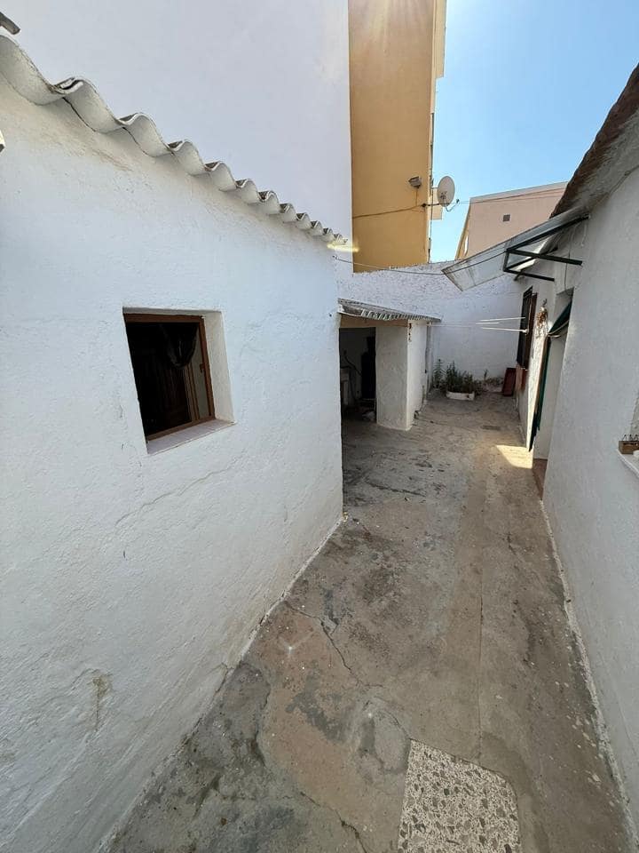 3 slaapkamer Villa te koop in Malaga stad - € 250.000 (Ref: 9450877)