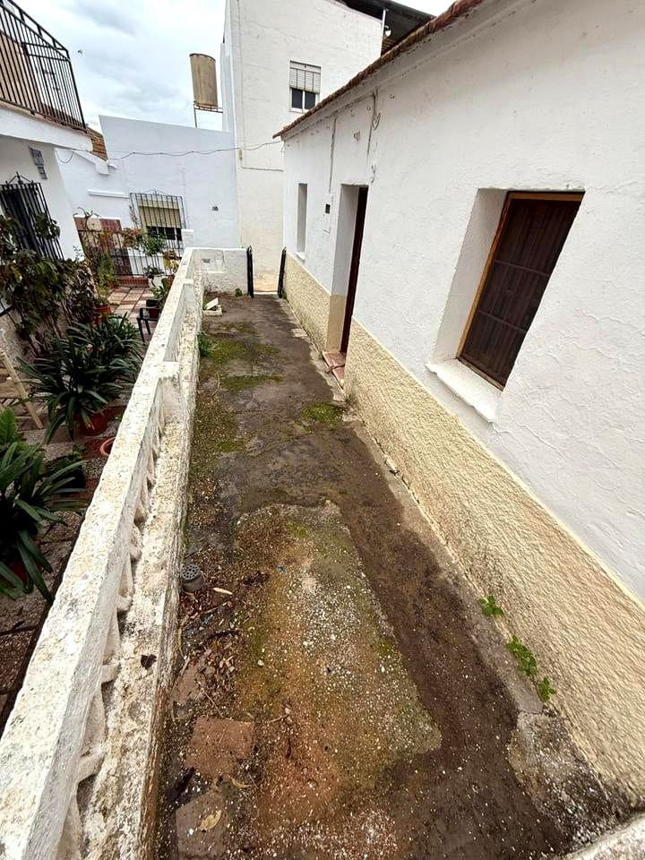 3 slaapkamer Villa te koop in Malaga stad - € 250.000 (Ref: 9450877)