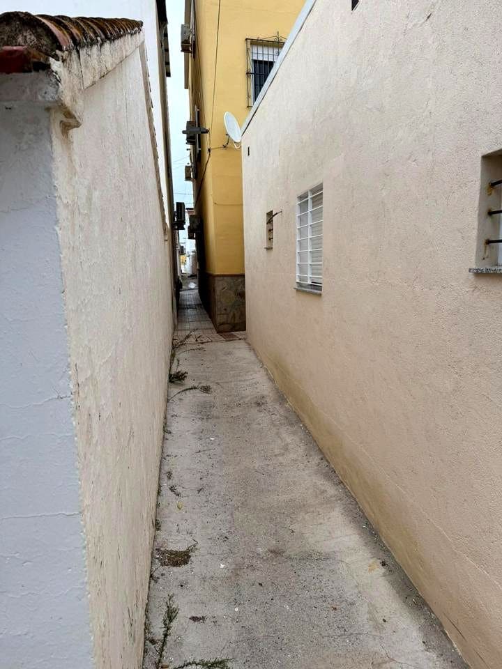 3 slaapkamer Villa te koop in Malaga stad - € 250.000 (Ref: 9450877)