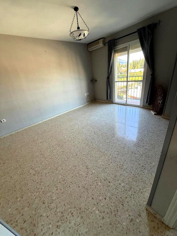 2 bedroom Flat for sale in Alhaurin de la Torre with garage - € 250,000 (Ref: 9489795)