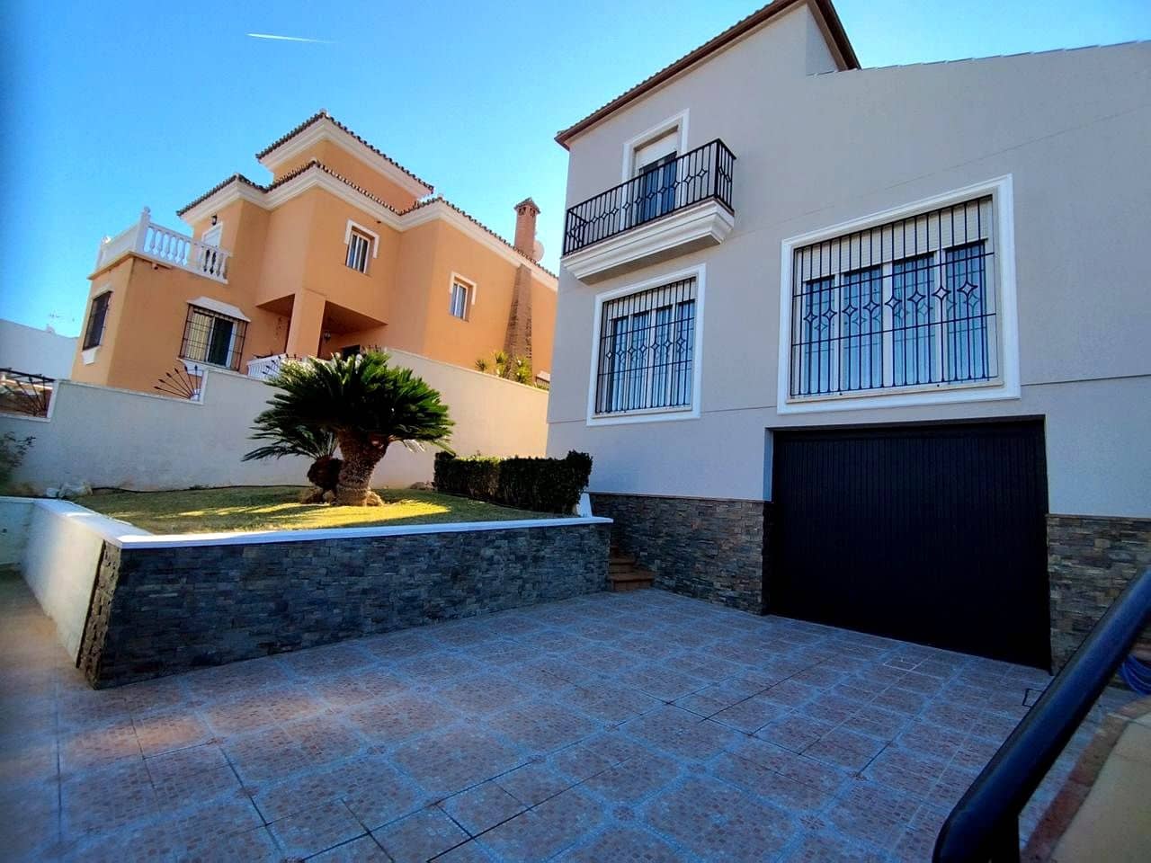 4 bedroom Villa for sale in Alhaurin de la Torre with pool garage - € 855,000 (Ref: 9542655)