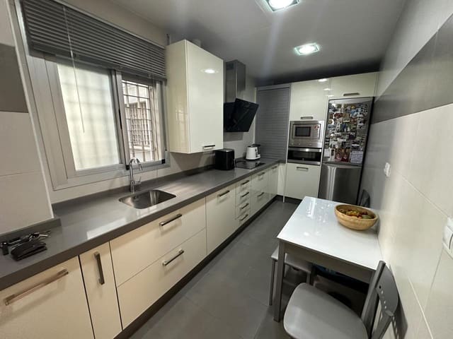 3 soverom Leilighet til leie i La Trinidad, Málaga by med garasje - € 1 250 (Ref: 9961183)