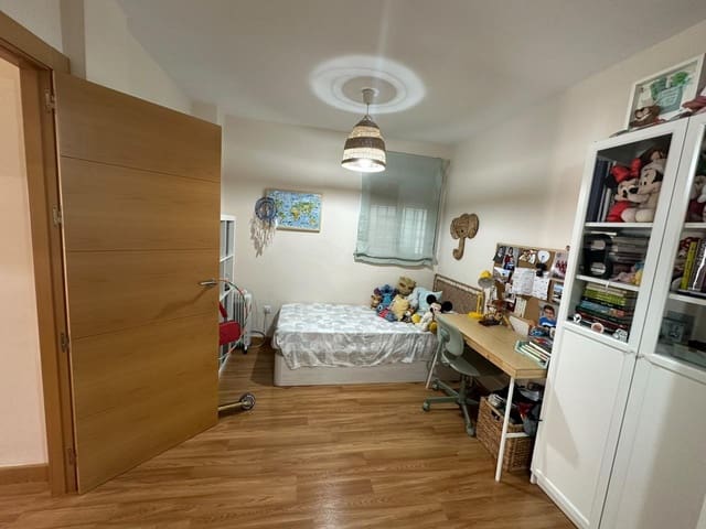 3 soverom Leilighet til leie i La Trinidad, Málaga by med garasje - € 1 250 (Ref: 9961183)