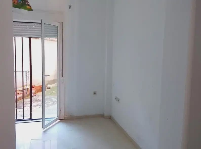 2 bedroom Apartment for sale in La Linea de la Concepcion - € 207,000 (Ref: 9999200)