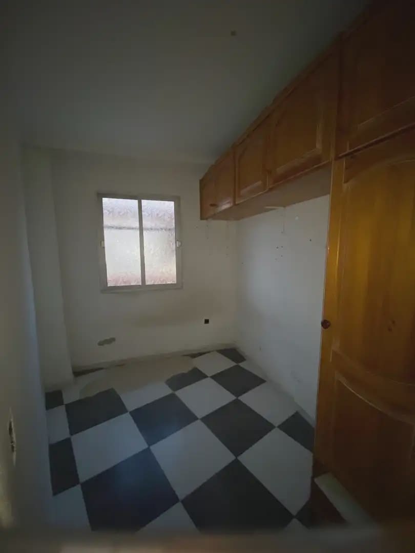 3 slaapkamer Flat te koop in La Linea de la Concepcion - € 95.000 (Ref: 9999240)