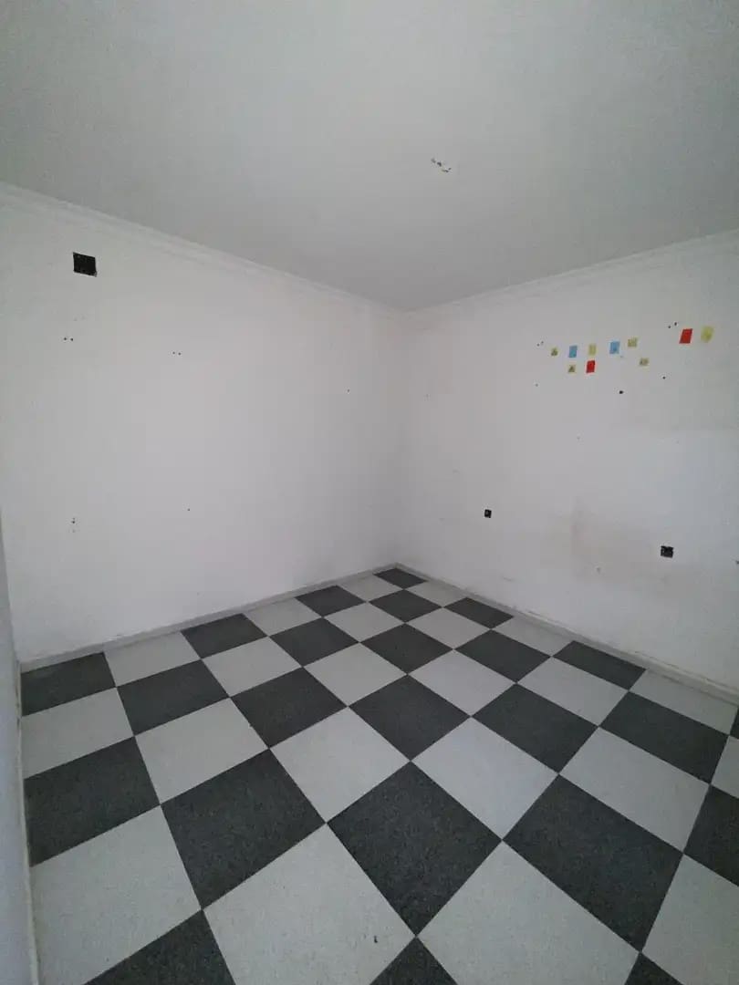 3 slaapkamer Flat te koop in La Linea de la Concepcion - € 95.000 (Ref: 9999240)