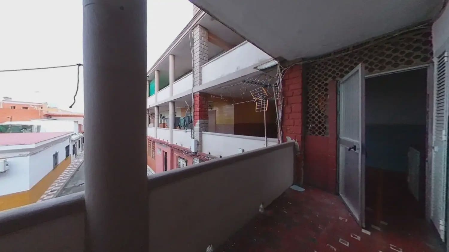 2 slaapkamer Flat te koop in La Linea de la Concepcion - € 95.000 (Ref: 9999242)