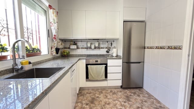 Bungalow de 3 habitaciones en La Zenia, Orihuela en venta con piscina - 209.950 € (Ref: 10085692)