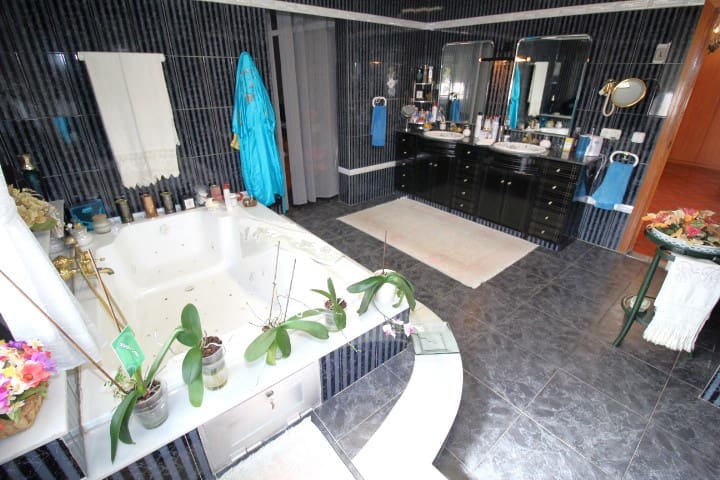 6 slaapkamer Villa te koop in La Siesta met zwembad garage - € 850.000 (Ref: 7990513)