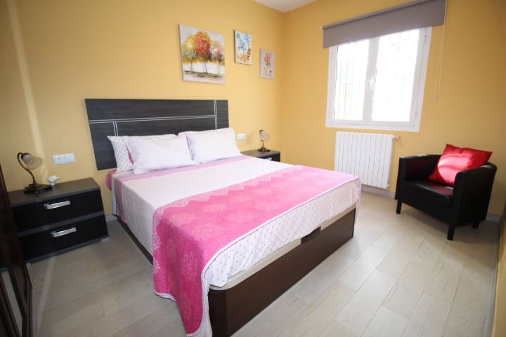 6 slaapkamer Villa te koop in La Siesta met zwembad garage - € 850.000 (Ref: 7990513)