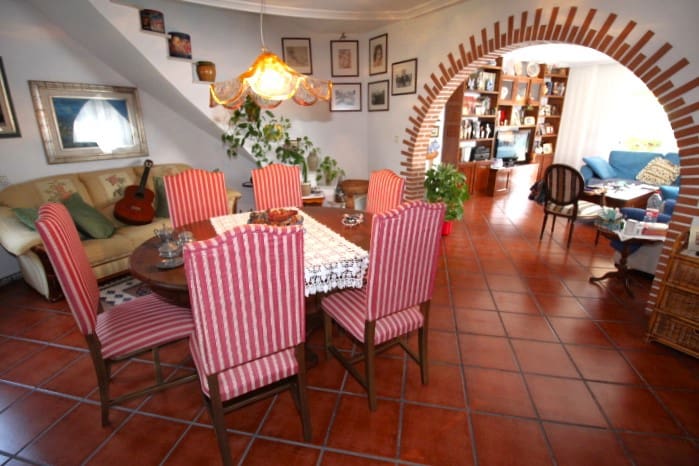 6 slaapkamer Villa te koop in La Siesta met zwembad garage - € 850.000 (Ref: 7990513)