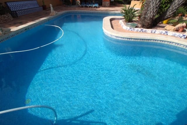 Chalet de 6 habitaciones en La Siesta, Torrevieja en venta con piscina garaje - 850.000 € (Ref: 7990513)