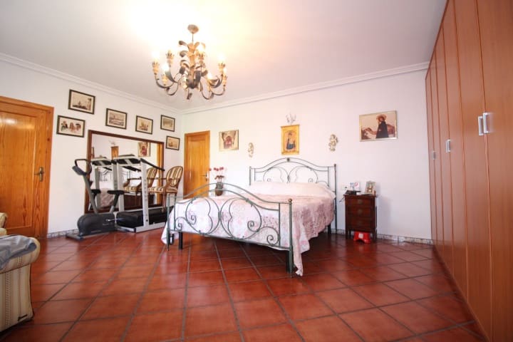 6 slaapkamer Villa te koop in La Siesta met zwembad garage - € 850.000 (Ref: 7990513)