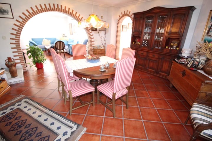 6 slaapkamer Villa te koop in La Siesta met zwembad garage - € 850.000 (Ref: 7990513)