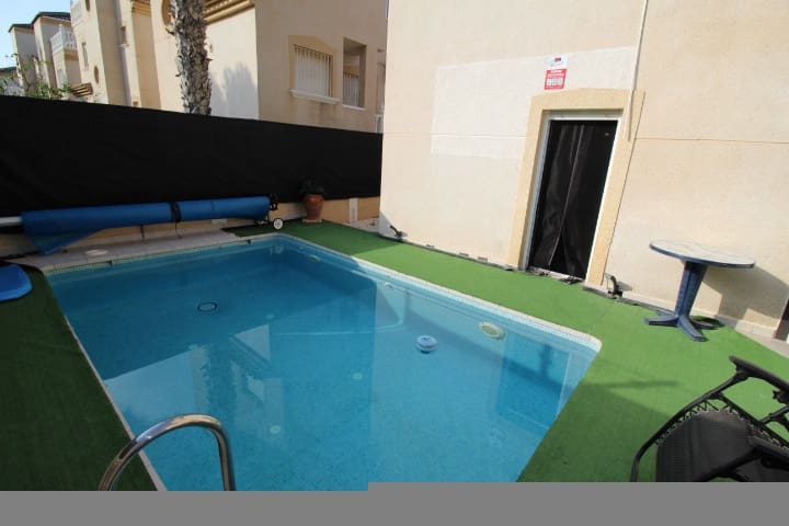 Chalet de 3 habitaciones en Orihuela Costa en venta con piscina - 265.000 € (Ref: 8499958)