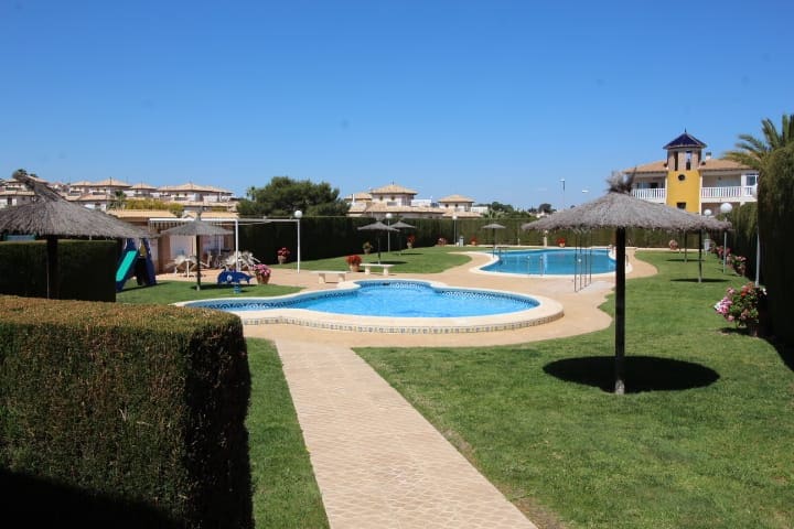 Chalet de 3 habitaciones en Orihuela Costa en venta con piscina - 265.000 € (Ref: 8499958)