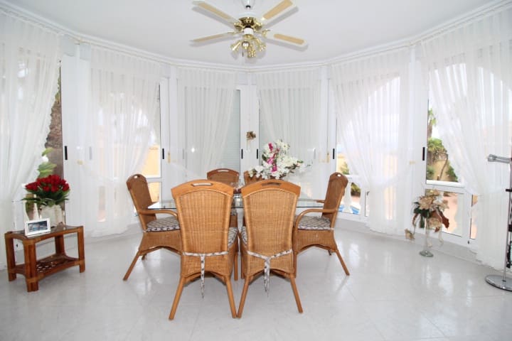 Chalet de 3 habitaciones en San Miguel de Salinas en venta con piscina - 460.000 € (Ref: 8541888)