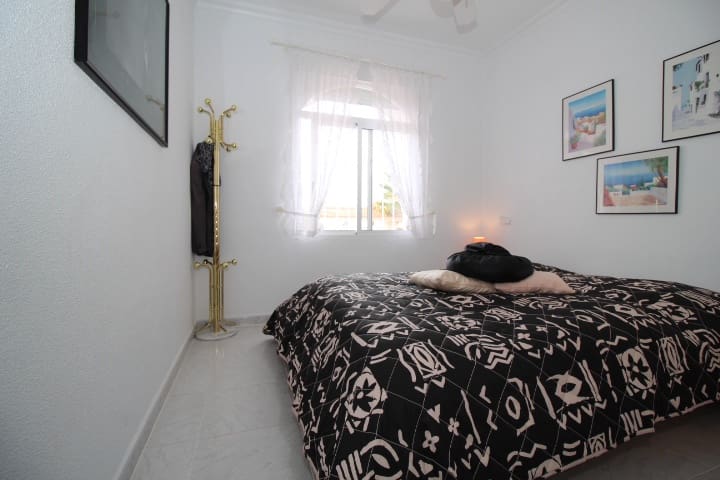 Chalet de 3 habitaciones en San Miguel de Salinas en venta con piscina - 460.000 € (Ref: 8541888)