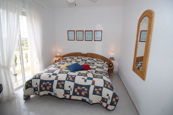 Chalet de 3 habitaciones en San Miguel de Salinas en venta con piscina - 460.000 € (Ref: 8541888)