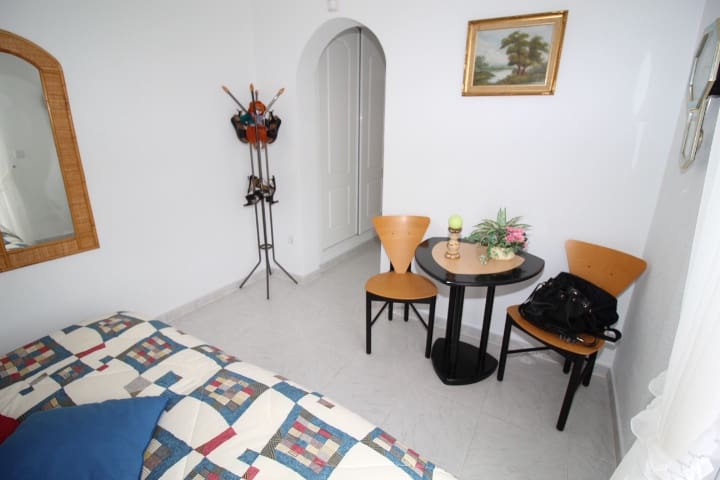 Chalet de 3 habitaciones en San Miguel de Salinas en venta con piscina - 460.000 € (Ref: 8541888)