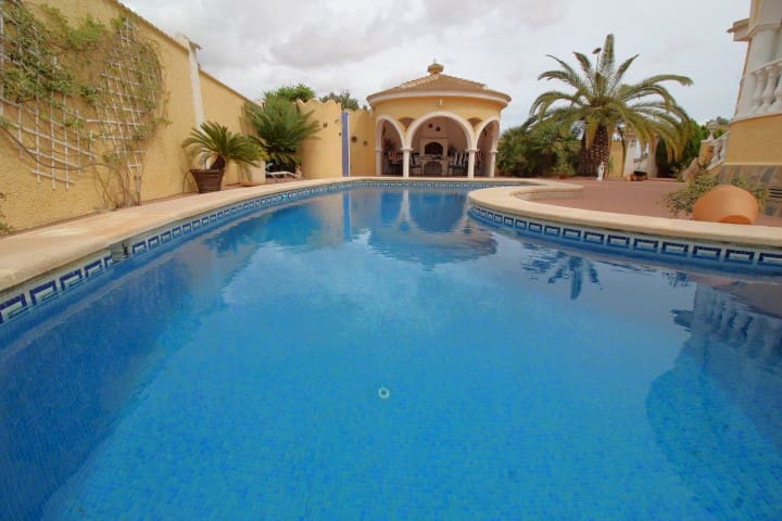Chalet de 3 habitaciones en San Miguel de Salinas en venta con piscina - 460.000 € (Ref: 8541888)