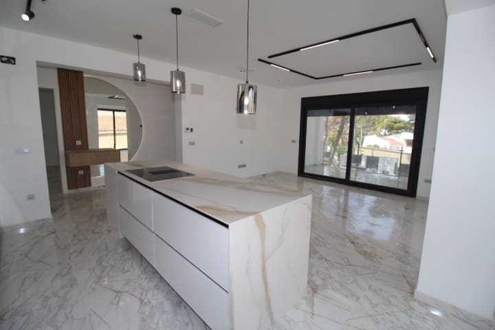 4 bedroom Villa for sale in Torrevieja with pool - € 995,000 (Ref: 8603413)