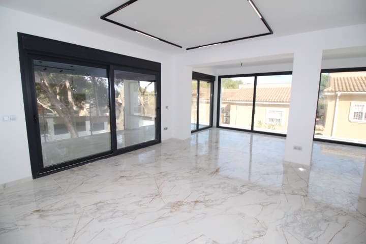 4 bedroom Villa for sale in Torrevieja with pool - € 995,000 (Ref: 8603413)